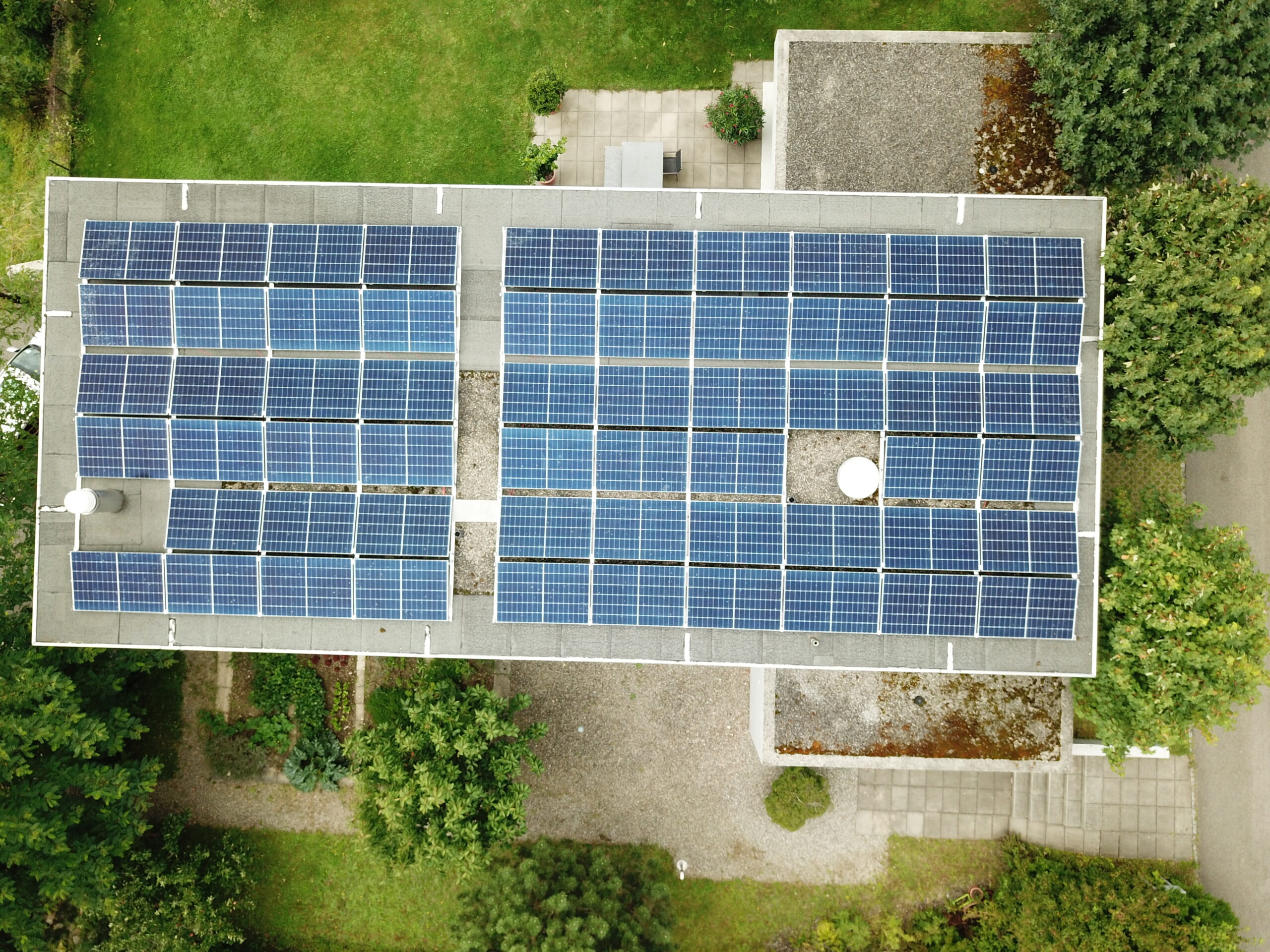 Solaranlage auf Einfamilienhaus mit Flachdach